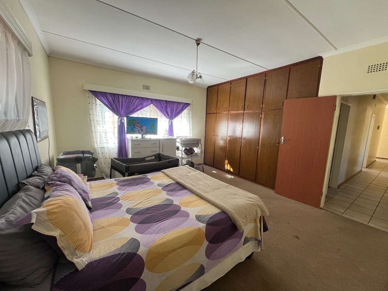 Spacious Family Home with Expansive Garden & Entertainment Area - Photo 5