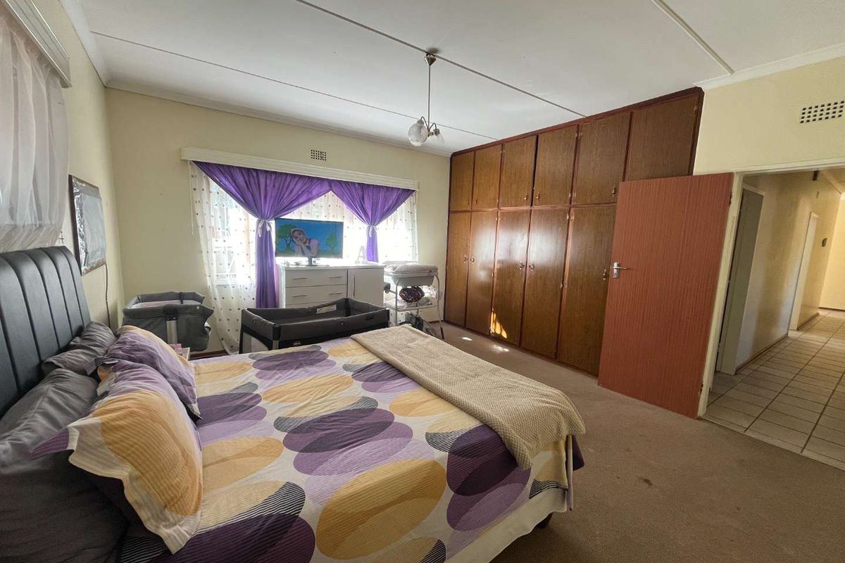 Spacious Family Home with Expansive Garden & Entertainment Area - Photo 5