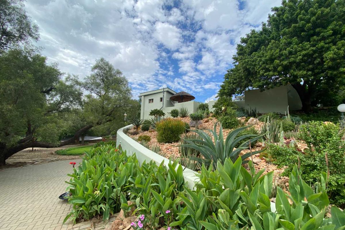 4 Bedroom house with flat and much more - Photo 2