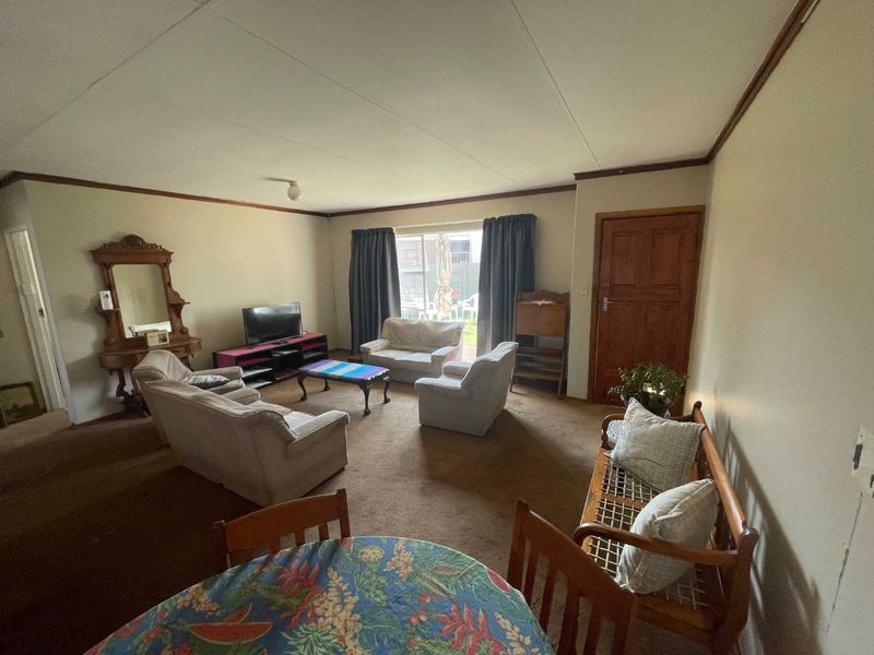 Pristine 2-Bedroom Townhouse in a Peaceful Complex - Photo 2