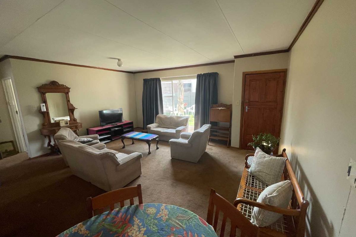 Pristine 2-Bedroom Townhouse in a Peaceful Complex - Photo 2