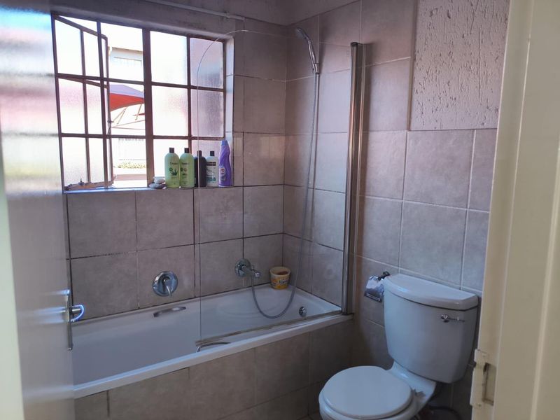 2 bedroom ground floor unit, walking distance from Eastrand Mall and from Witdeep Primary school! - Photo 8