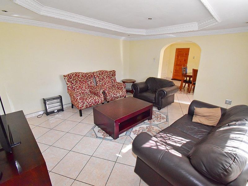 "Welcome Home: Spacious 3-Bed Dream Awaits!" - Photo 8