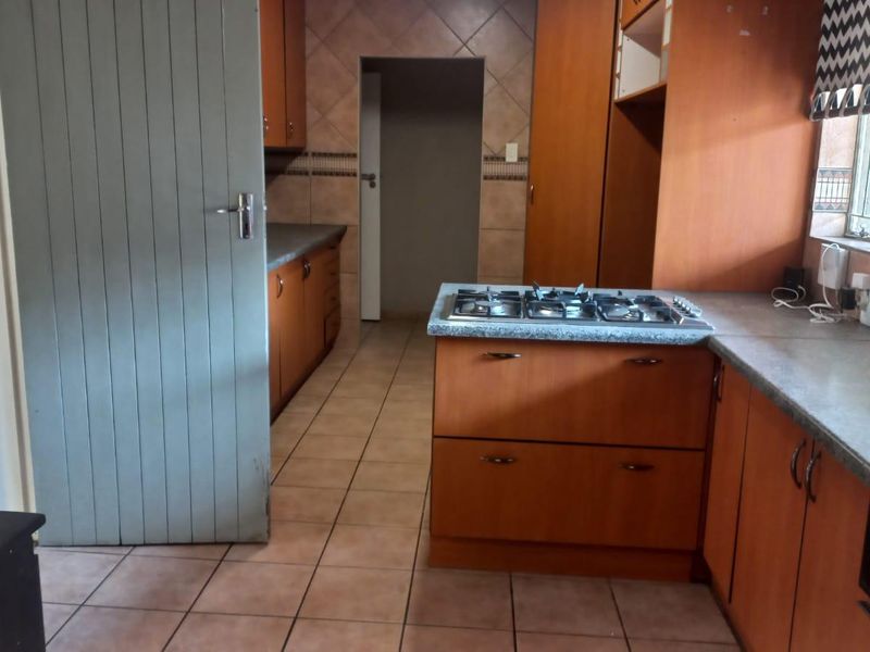 4 bedroom home + flatlet in 24 hour security area - Photo 5