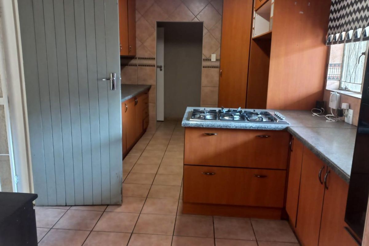 4 bedroom home + flatlet in 24 hour security area - Photo 5