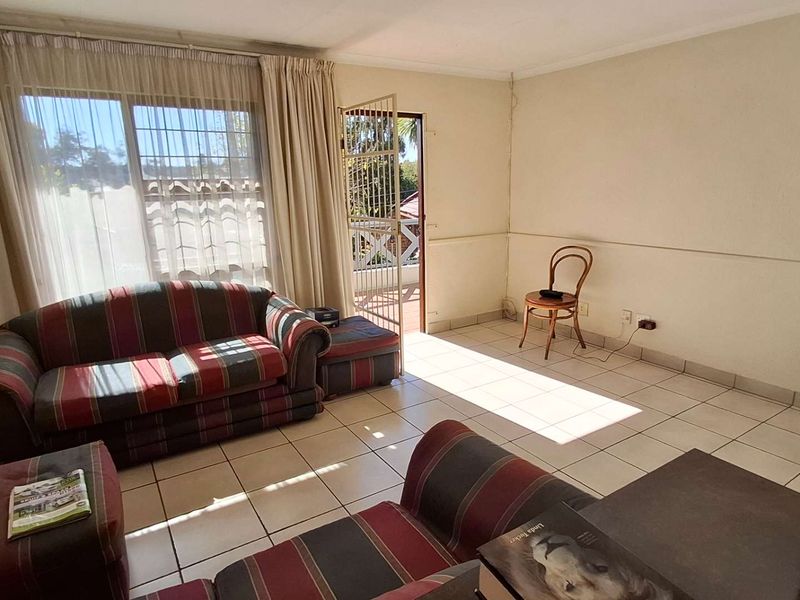 Glamorous 2 Bedroom Living - Photo 2