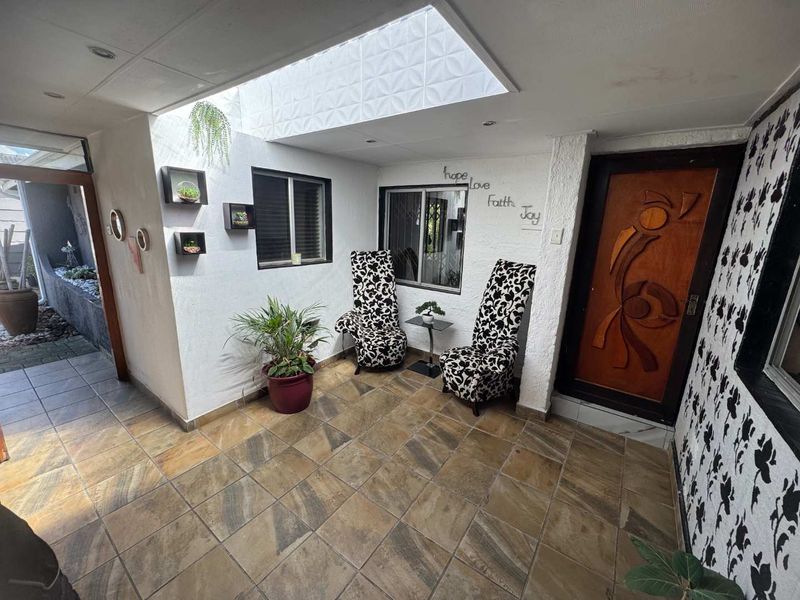 Large Modern Family Home - Photo 2