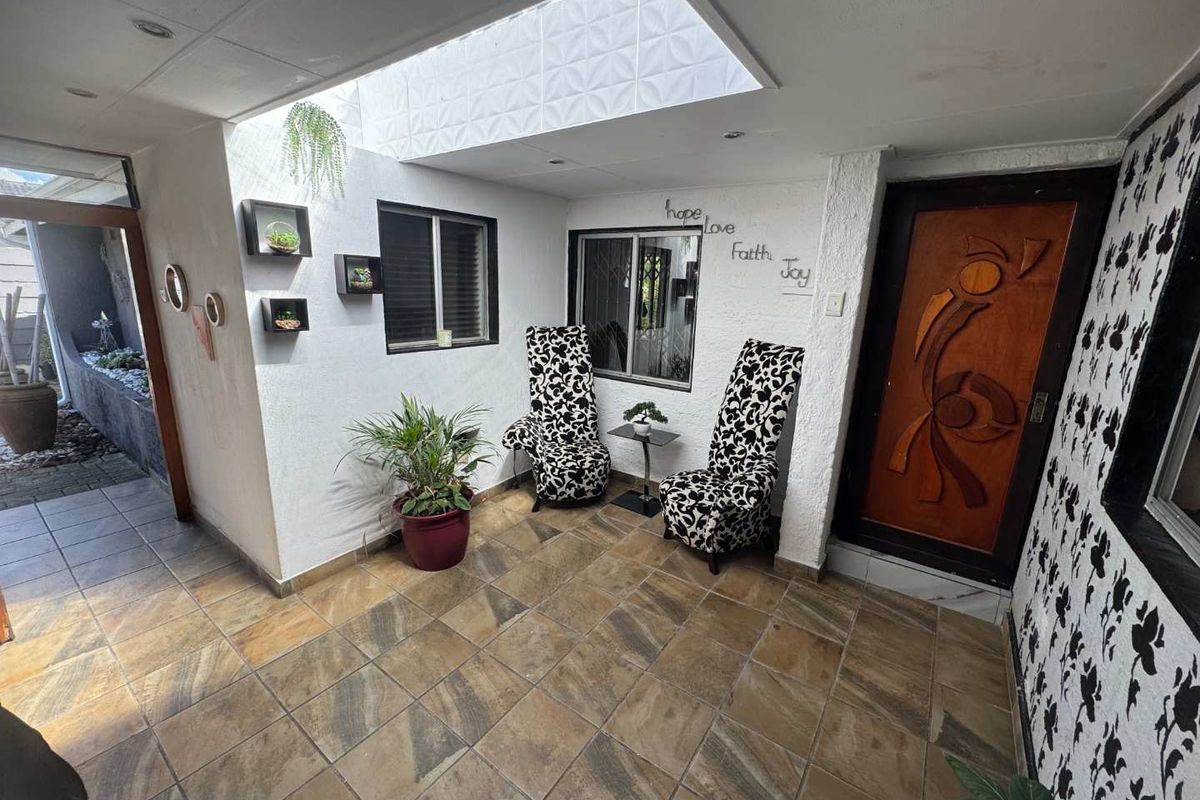 Large Modern Family Home - Photo 2