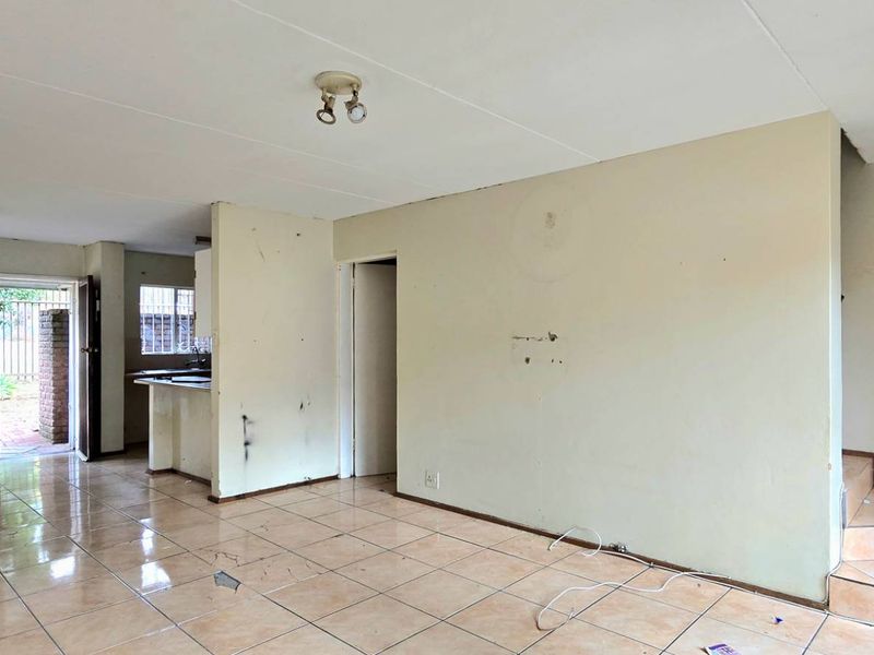 Ideal Investment: Spacious 2-Bedroom, Low Maintenance - Photo 5