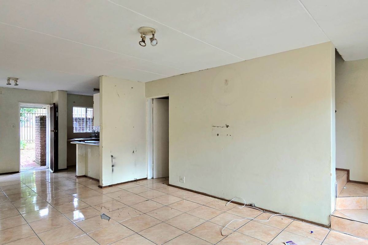 Ideal Investment: Spacious 2-Bedroom, Low Maintenance - Photo 5
