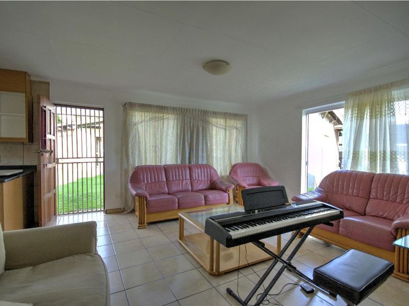 Giant family home with 2 bed- 2 bath cottage! - Photo 10