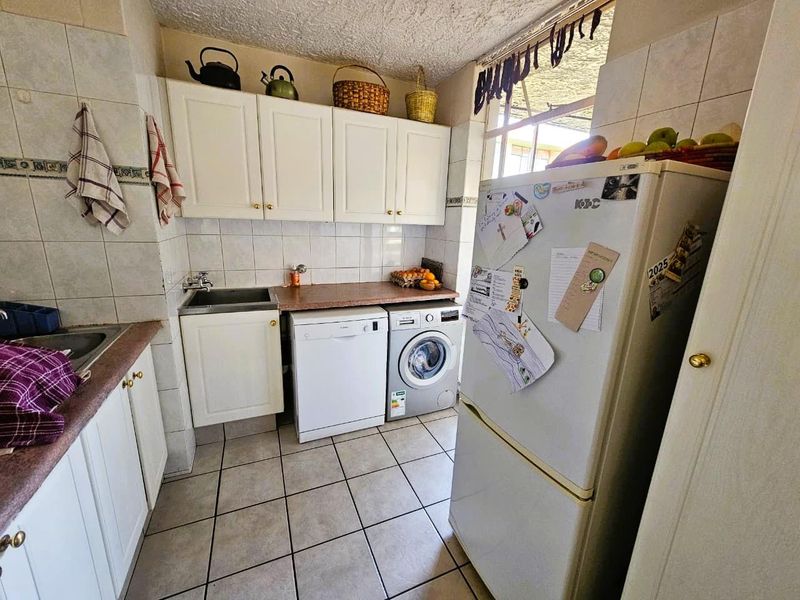 Neat 3-Storey Corner Townhouse in Quiet Part of Queenswood - Photo 6