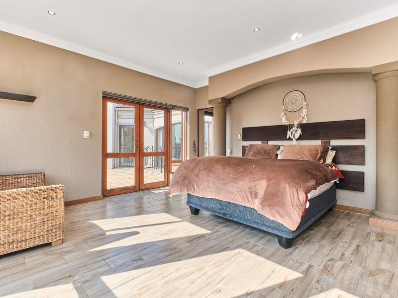 "Entertainer's Dream: Luxury Home in St. Andrews Estate" - Photo 9