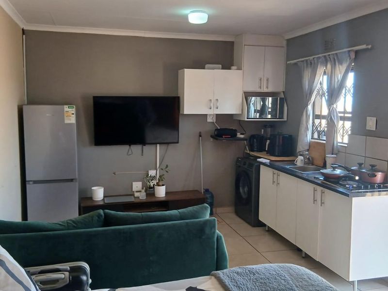 Clayville Ext 77 R 1350 000 - Family Home - Photo 9