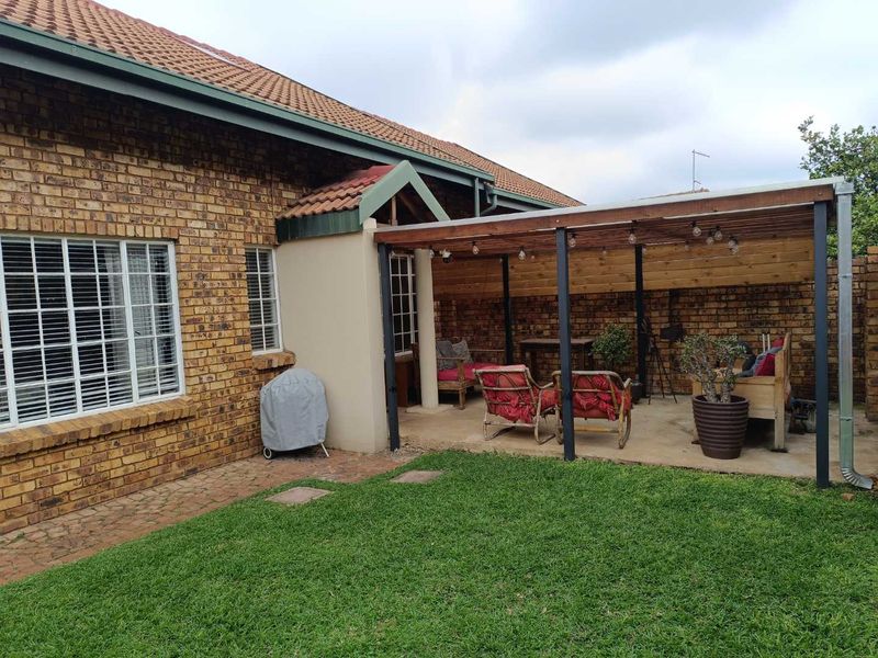 CLUBVIEW - 3 BEDROOMS - 2 FULL BATHROOMS - 2 LOCK-UP GARAGES - Photo 4