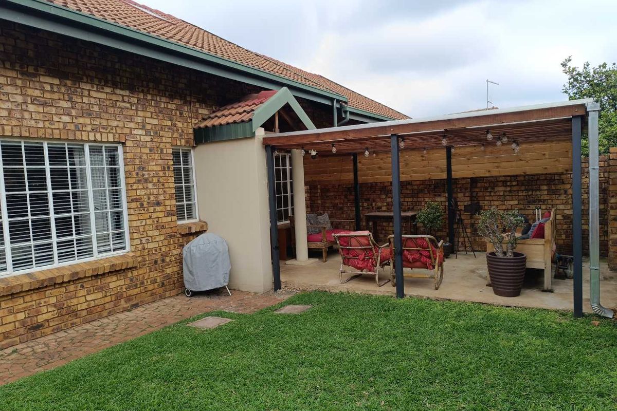 CLUBVIEW - 3 BEDROOMS - 2 FULL BATHROOMS - 2 LOCK-UP GARAGES - Photo 4