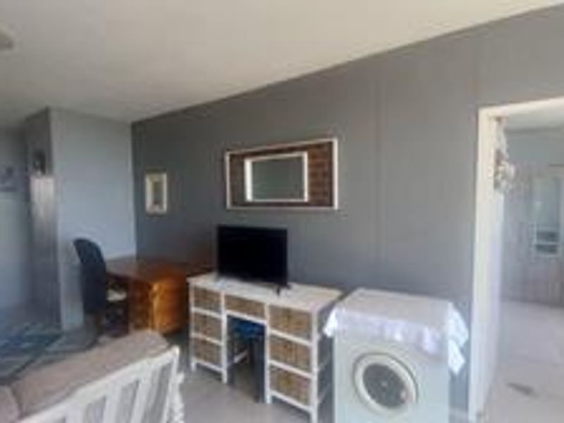 Beautiful  one bed with possibilities to move in and Stay! - Photo 9