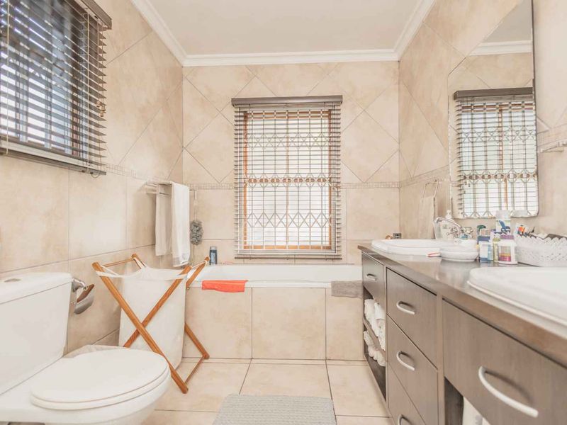 Beautiful 4-bedroom house with equestrian facilities on a smallholding to rent - Photo 10