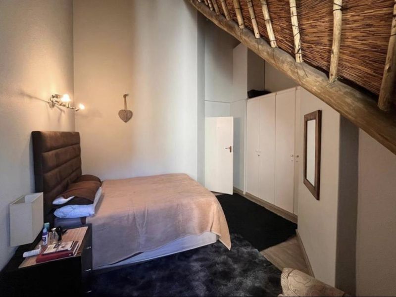 Spacious Loft Apartment in Secure Paulshof Complex - Photo 10