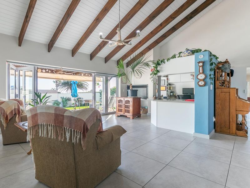 4 Bedroom Coastal Living - Photo 8