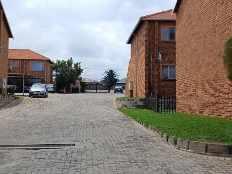 Secure ground-floor living with a private garden and top safety - Photo 10