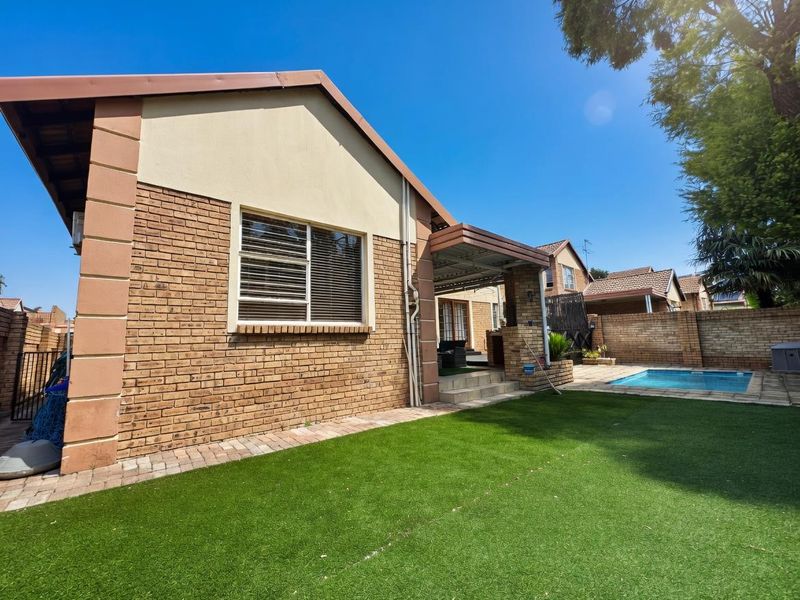 GORGEOUS PRIVATE AND SECURE HOME IN PEMBROOK FOR RENT - Photo 2