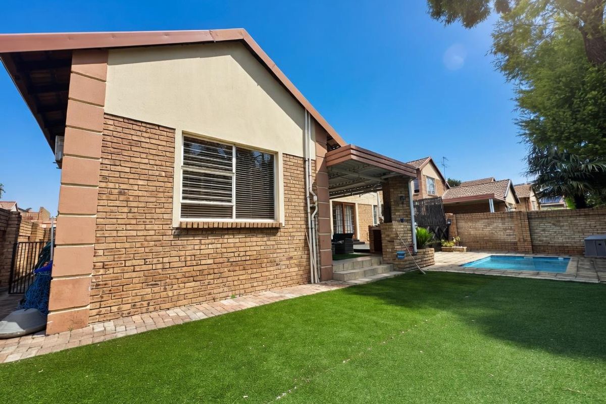 GORGEOUS PRIVATE AND SECURE HOME IN PEMBROOK FOR RENT - Photo 2