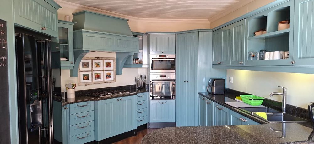 Another angle of the kitchen 