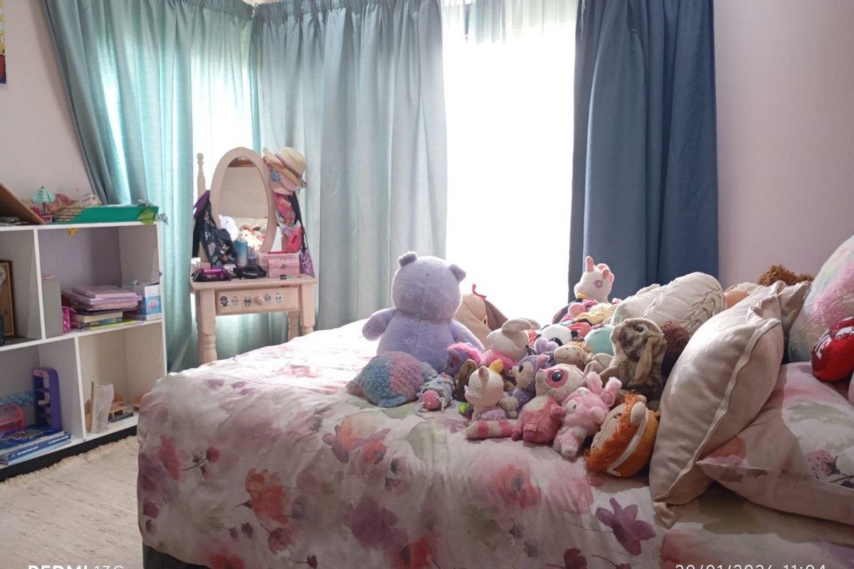 Elegant Family Living in Secure Glen Eagle Estate - Photo 3