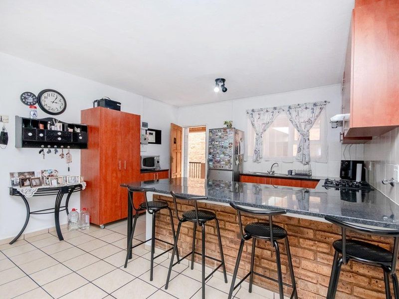 Neat 3 bedroom 2 bathroom unit for sale in Florida Roodepoort - Photo 4
