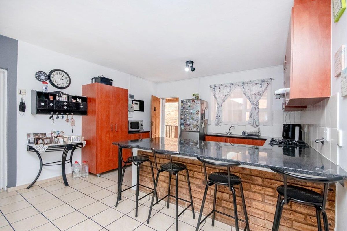 Neat 3 bedroom 2 bathroom unit for sale in Florida Roodepoort - Photo 4