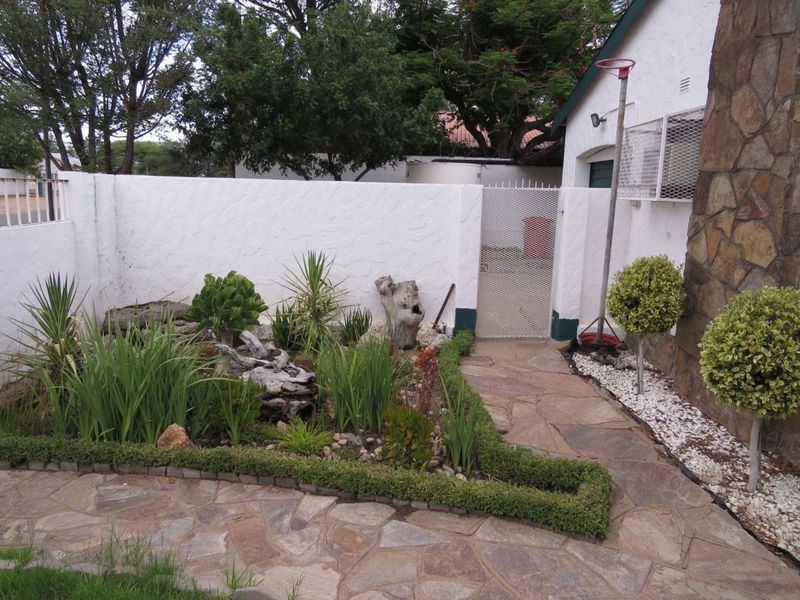 A 3bedroom family home with a flat and a lovely swimming pool is for sale in a quiet and safe area of Okahandja!! - Photo 5
