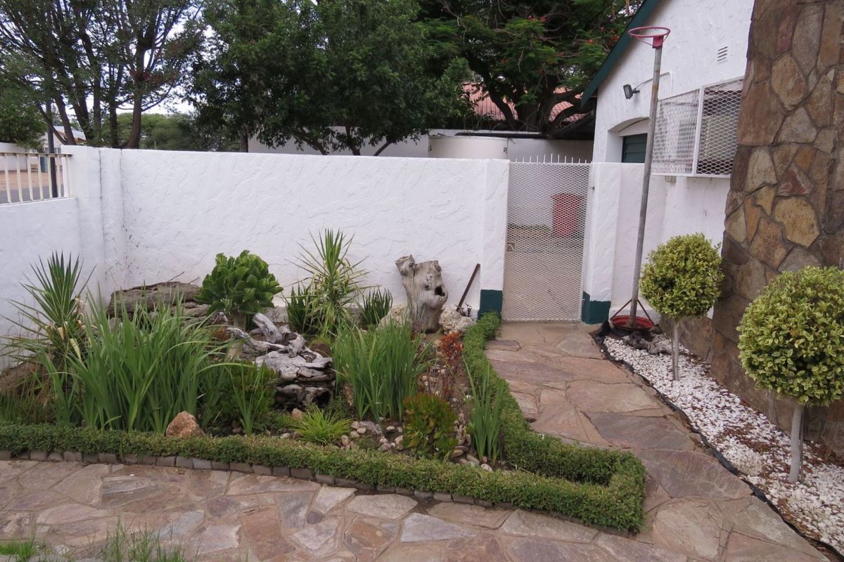 A 3bedroom family home with a flat and a lovely swimming pool is for sale in a quiet and safe area of Okahandja!! - Photo 5