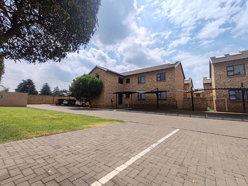 Modern Upbeat Townhouse - Photo 5