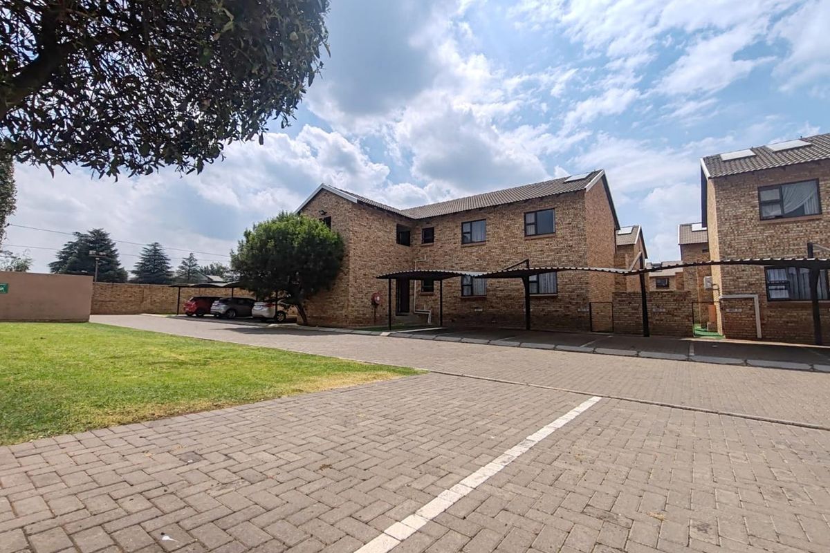 Modern Upbeat Townhouse - Photo 5