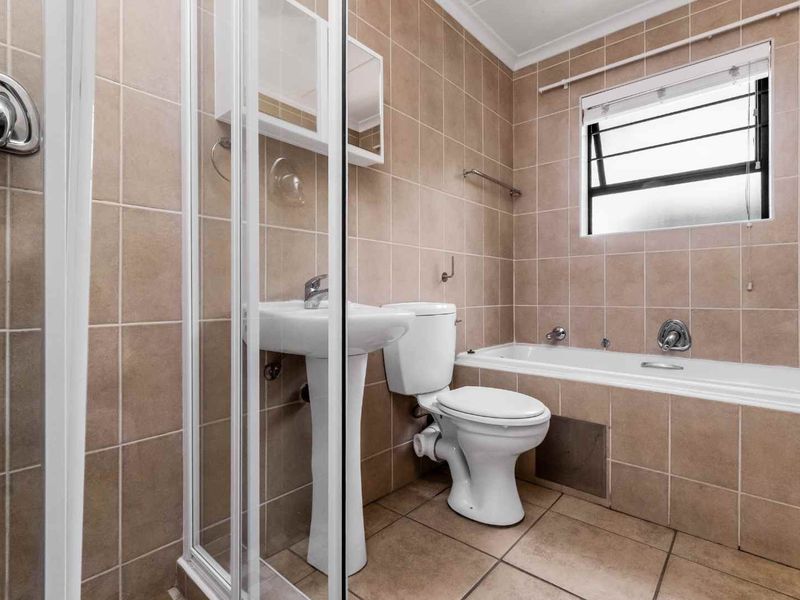 Immaculate 2 Bedroom 2 Bathroom Loft Apartment - Photo 9