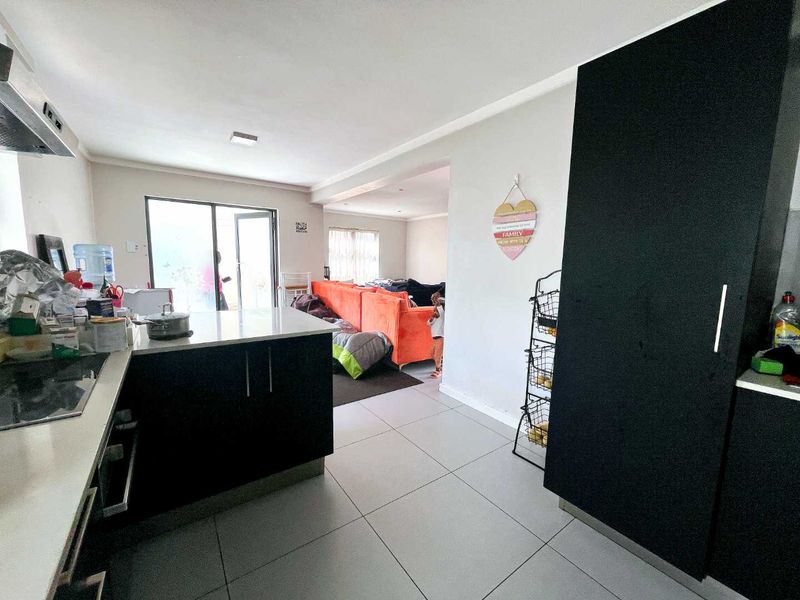 Spacious Double-Storey Townhouse in Secure Equestria Complex - Photo 9