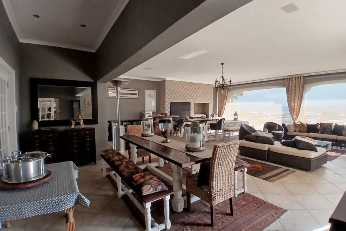 Spacious double-story home on a generous 2,296 m2 residential erf in Windhoek's sought-after suburb - Photo 4