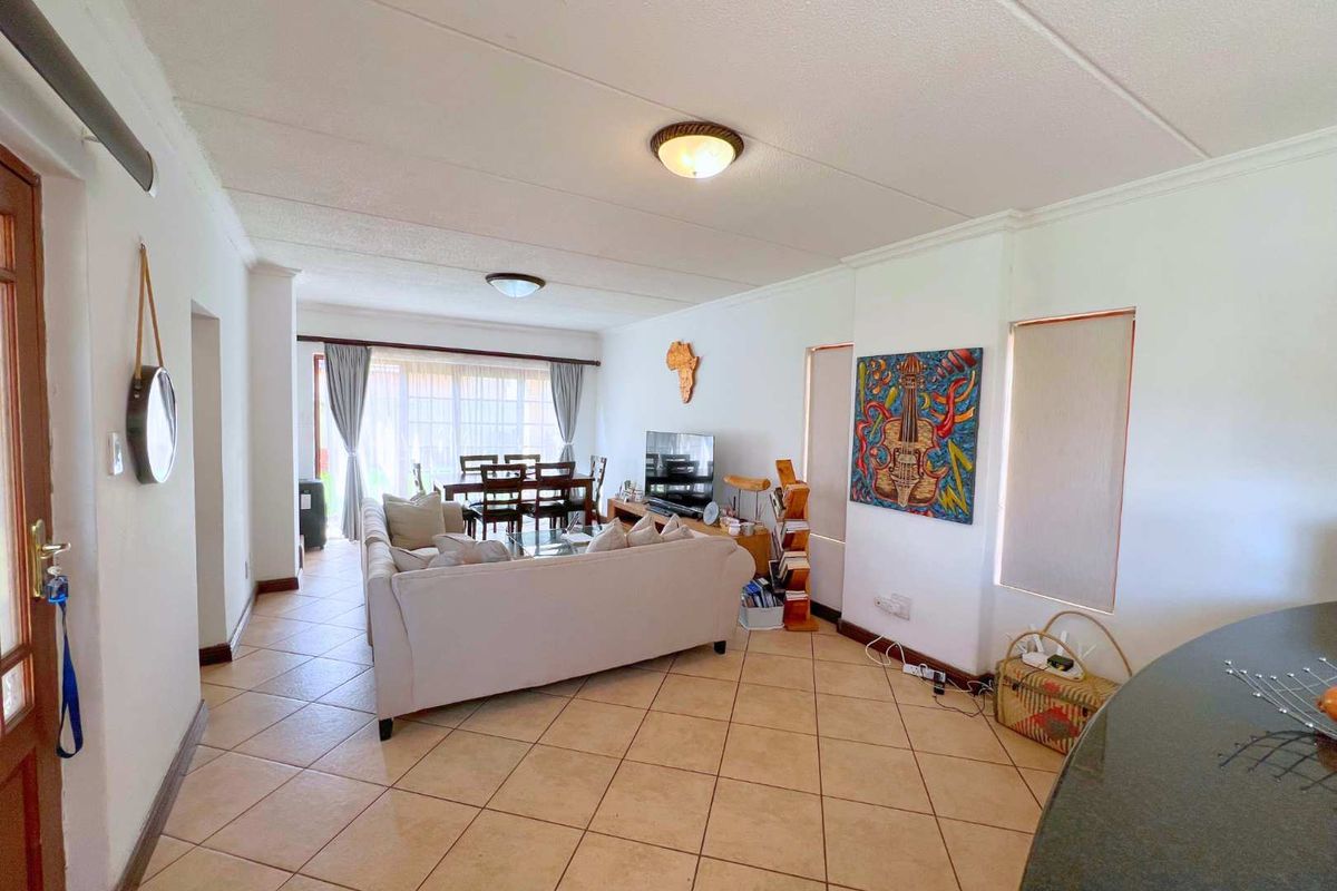 Two Bedroom townhouse to let - Photo 5