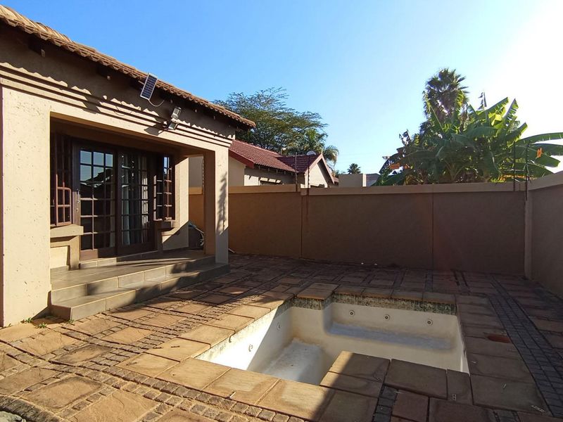 Spacious 3-Bedroom Home with Pool & Perfect Family Space - Photo 1