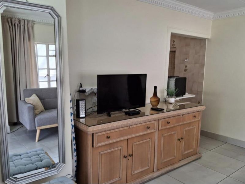 A GORGEOUS ONE BEDROOM FURNISHED COTTAGE - Photo 9