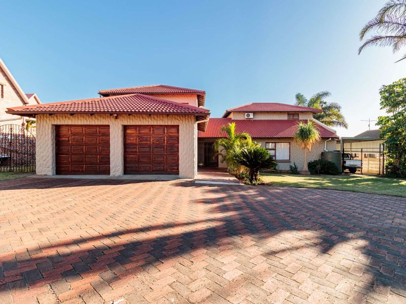 4 Bedroom 3 Living Room Spacious home in Winterhoek Park, Uitenhage, Eastern Cape - Photo 7