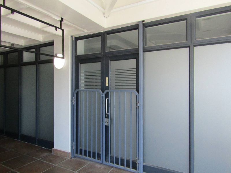 Office space in newly renovated Westlake Lifestyle centre - Photo 7