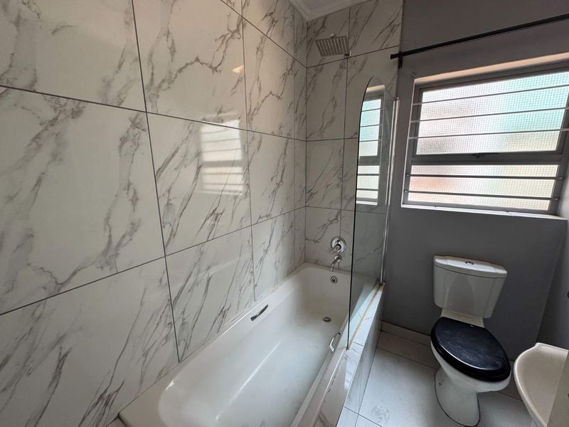 Large 3 Bed Pet Friendly Unit In a Tranquil Cul-de-Sac street! - Photo 8