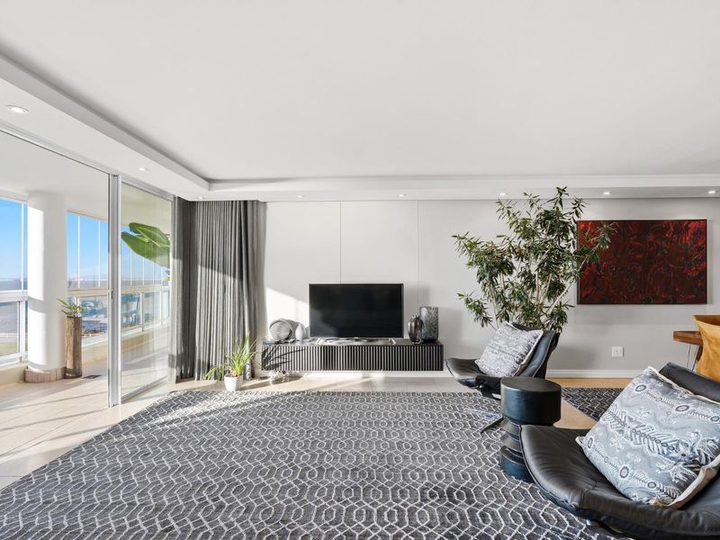 Expansive Front-Row Apartment | 200 sqm of Uninterrupted Ocean Views - Photo 5