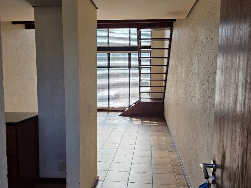 LOCK UP AND GO LOFT APARTMENT - Photo 4