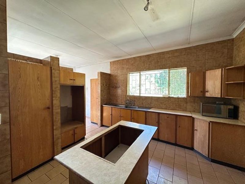Spacious 4-Bedroom Family Home For Sale in Pretoria North – 1300sqm Stand! - Photo 2