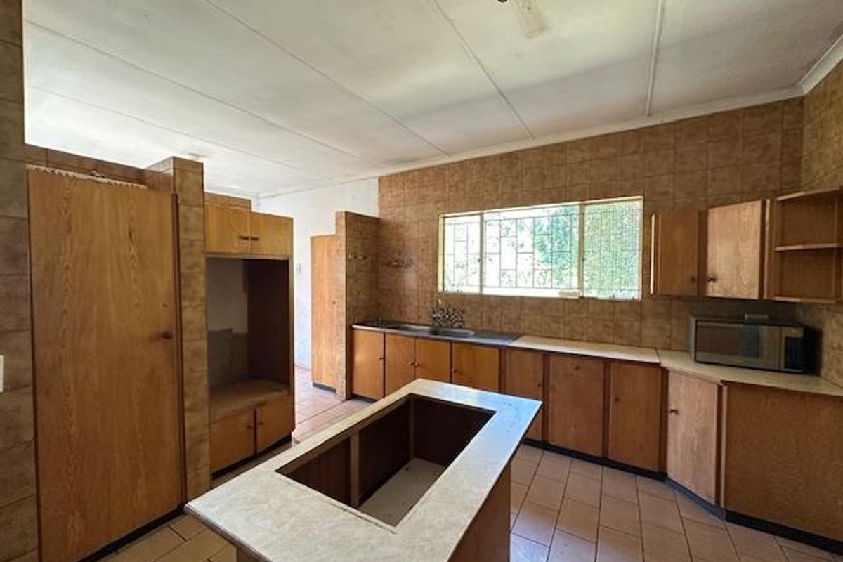 Spacious 4-Bedroom Family Home For Sale in Pretoria North – 1300sqm Stand! - Photo 2