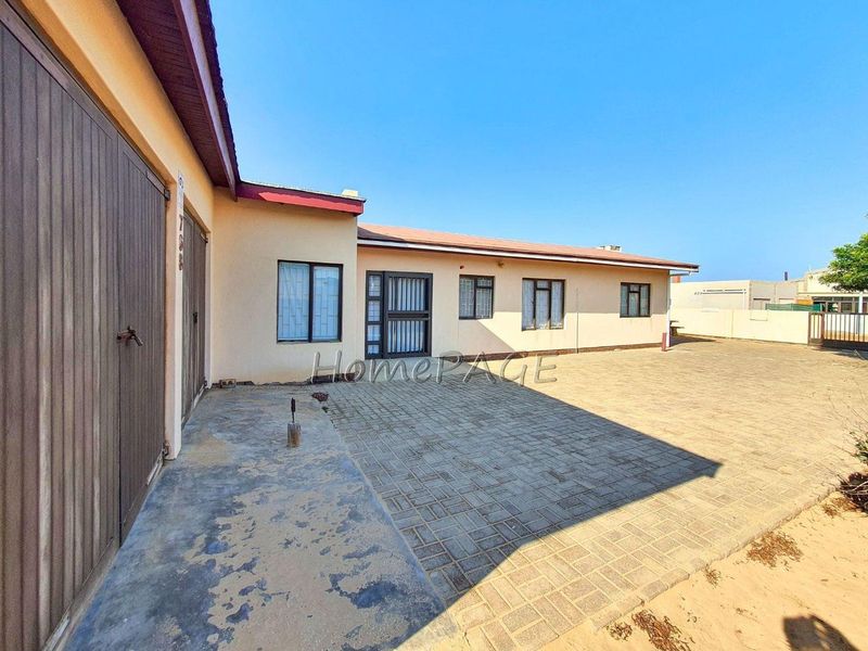Ext 3 (North Dune), Henties Bay:  4 Bedr Home in POPULAR Oester Street is for Sale - Photo 4