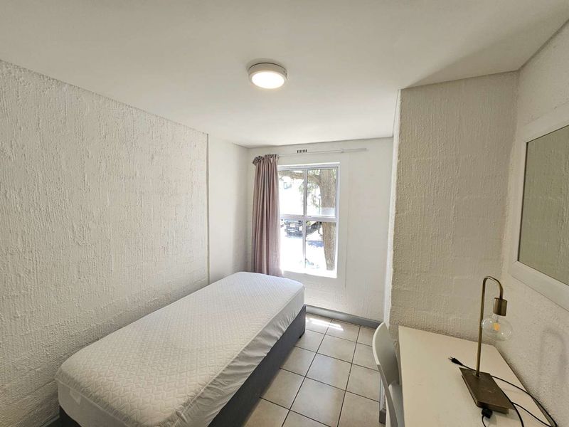 Beautifully renovated and furnished 2 Bed 1 Bath Apartment with open plan living area with kitchenette - Photo 5